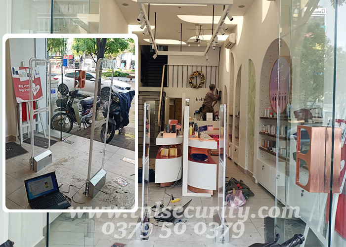 Lap-dat-cong-tu-mica-cho-shop-my-pham-tai-quan-1